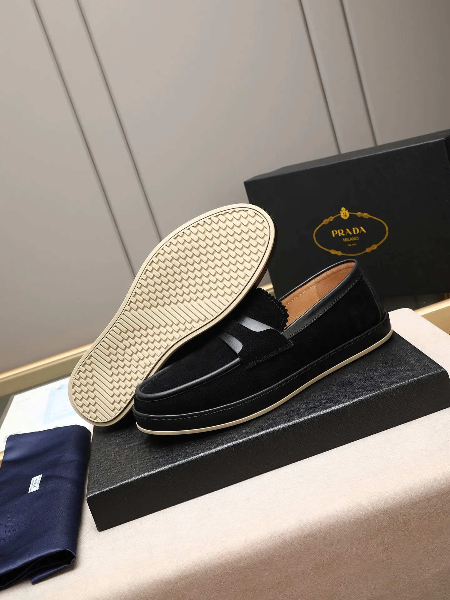 Men's men's shoes 💰P420 🆕🔥New update🔥👟PRADA (Prada) new products are released, imported soft cowhide, fashionable to allow air to penetrate the entire shoe, and the awesome shoes [strong] bring an extremely comfortable and breathable feeling! Beautiful inside and out! Exquisite workmanship, top-grade cowhide material, 😌Number: 38~44 (45 customized) 4 colors of black, blue, gray to choose from.